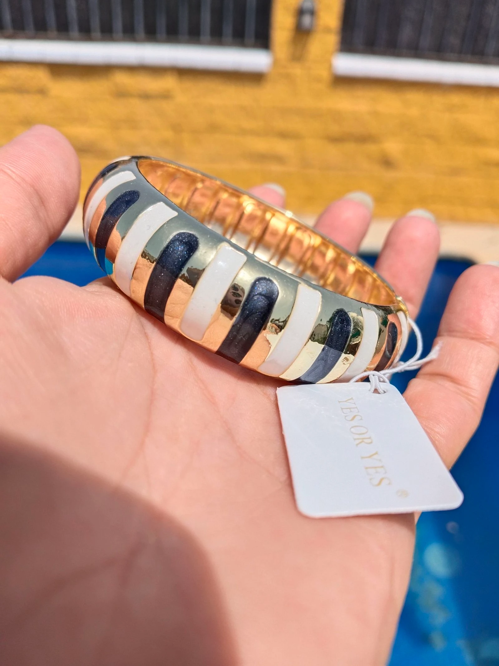 Pulsera dorada esmaltada en negro y blanco  – photo 5